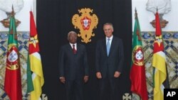 O presidente Armando Guebuza recebido no Palácio de Belém, em Lisboa pelo presidente Anibal Cavaco Silva (Nov. 28, 2011)