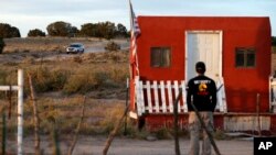 Un véhicule des forces de l'ordre quitte le Bonanza Creek Film Ranch à Santa Fe, NM le 22 octobre 2021.