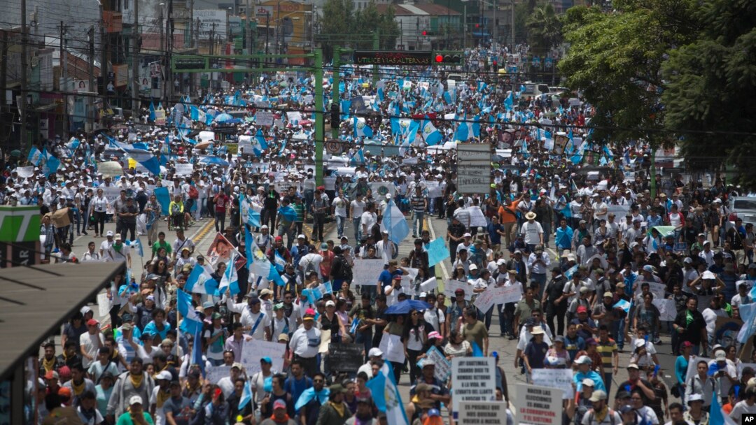 National University students, professors and employees march to the National Palace to take part in a national strike calling for the resignation of Guatemalan President Otto Perez Molina, in Guatemala City, Aug. 27, 2015.