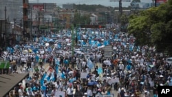 Estudiantes de la Universidad Nacional de Ciudad de Guatemala manifiestan pidiendo la renuncia del presidente Otto Pérez Molina