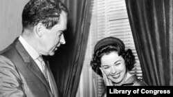 Le président Richard Nixon et Shirley Temple en 1960 (Librairie du Congrès)