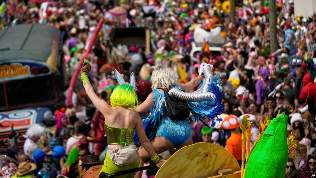 Hiljade ljudi izašle su na ulice Nju Orleansa, na proslavu karnevala Mardi Gra, 4. marta 2025. (Foto: AP/Gerald Herbert)