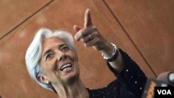 Menteri Keuangan Perancis Christine Lagarde menjawab pertanyaan media di Beijing (9/6).