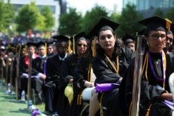 Los graduados de The City College of New York se sientan en sus asientos en su ceremonia de graduación en Manhattan el 31 de mayo de 2019.