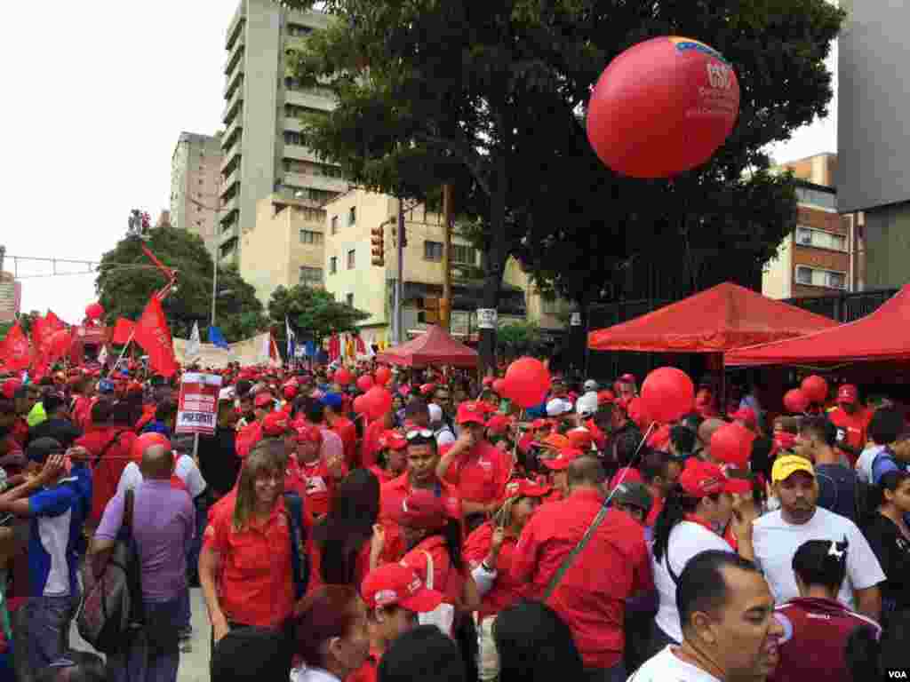 Con su tradicional color rojo los seguidores del chavismo marchan con el objetivo de mantener en el poder al actual presidente Nicolás Maduro. Foto: Álvaro Algarra/VOA