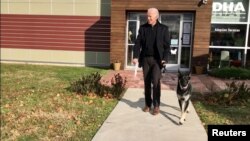 拜登與他從動物收容所領養的德國牧羊犬‘少校’