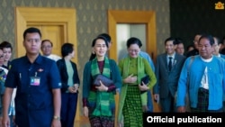  ဒေါ်အောင်ဆန်းစုကြည် တရုတ်ပြည်သူ့သမ္မတနိုင်ငံသို့ အလုပ်သဘောချစ်ကြည်ရေး ခရီးသွားရောက်ခဲ့ရာ မှ ပြန်လည်ရောက်ရှိ (Myanmar State Counsellor Office)
