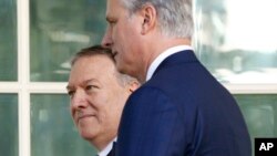 El secretario de Estado Mike Pompeo (atrás a la izquierda), y el asesor de seguridad nacional Robert O'Brien en la Casa Blanca, el 25 de noviembre de 2019. Foto AP.