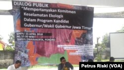 Dialog publik mempertanyakan komitmen keselamatan ekologis pada kandidat Kepala Daerah Jawa Timur di Porong, Sidoarjo, 23 April 2018 (Foto: Petrus Riski/VOA).