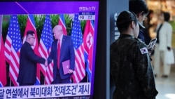 资料照片：一名韩国士兵站在韩国首尔一个火车站的一台电视机旁，屏幕上正播放关于朝鲜领导人金正恩与美国总统唐纳德·特朗普可能举行峰会的新闻报道。(2025年10月22日)