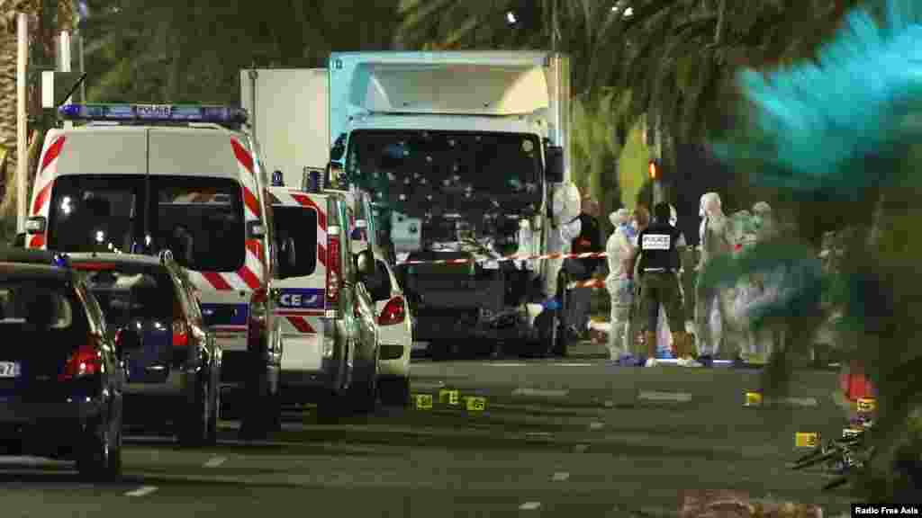 El parabrisas del camión fue rociado de balas al tratar de detener al conductor.