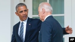 ອະດີດປະທານາທິບໍດີ Barack Obama ແລະອະດີດຮອງປະທານາທິບໍດີ Joe Biden ພາກັນຍ່າງໄປຫາຫ້ອງການຮູບຊົງໄຂ່ ພາຍຫລັງກ່າວຄໍາປາໄສຢູ່ສວນກຸຫລາບຢູ່ໜ້າທໍານຽບຂາວແລ້ວ (ພາບຖ່າຍໃນວັນທີ 9 ພະຈິກ, 2016)