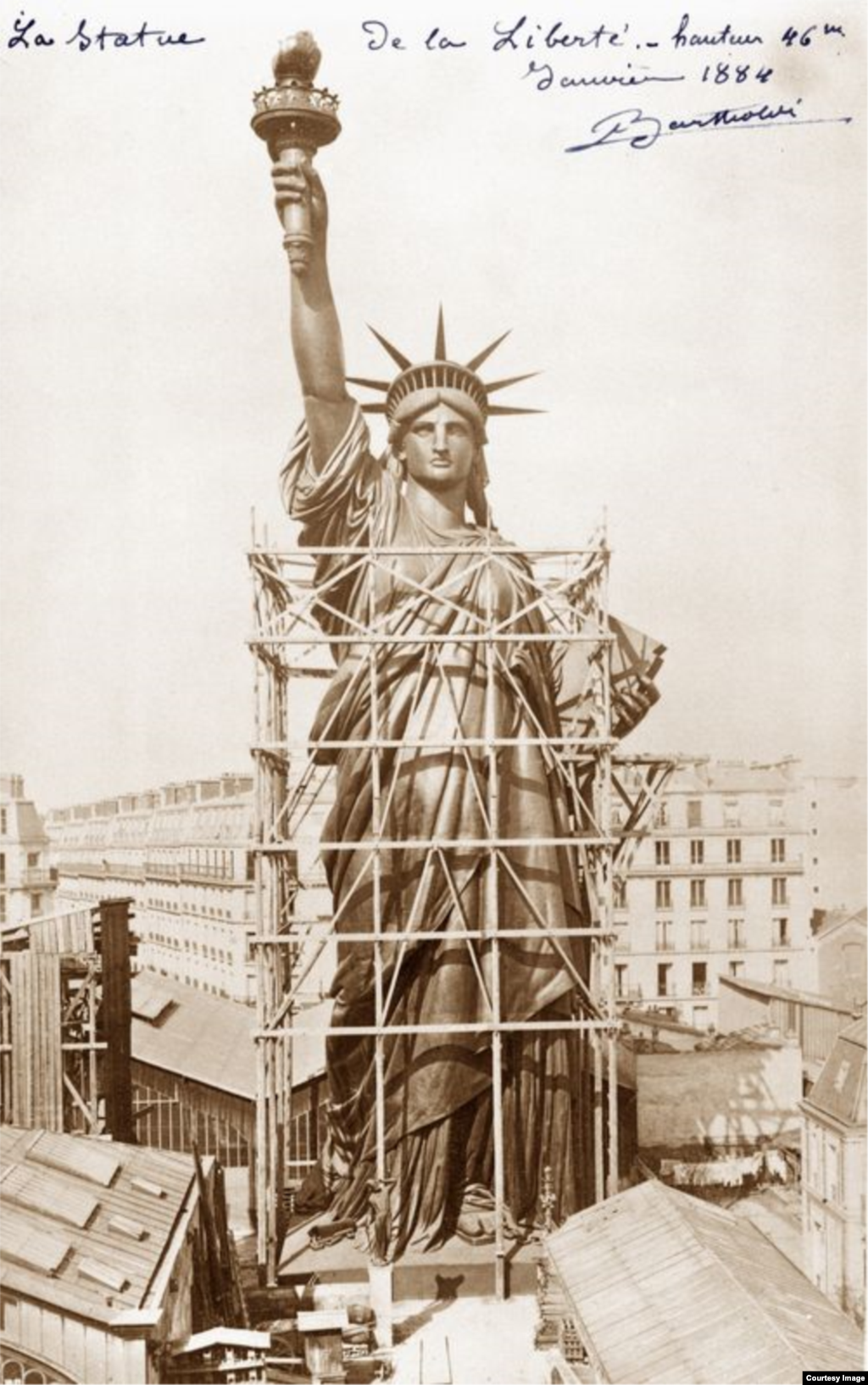 To test the design, the statue was first put together in a neighborhood in Paris near the Parc Monceau.