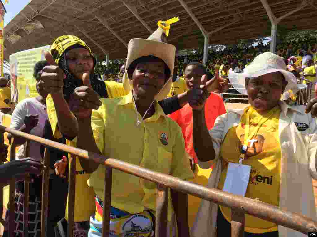 Supporters of President Yoweri Museveni await his arrival at a rally in Kisaasi, a suburb of Kampala, Uganda, Feb. 16, 2016. (Photo: J. Craig / VOA )