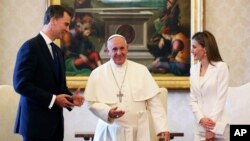 Durante la reunión con el papa Francisco, Felipe VI le explicó los cambios en la monarquía española y le invitó a visitar España.