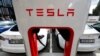 Logo perusahaan mobil Tesla terlihat pada peralatan supercharger V3 saat presentasi sistem pengisian baru di kampus EUREF di Berlin, Jerman pada 10 September 2020. (Foto: REUTERS/Michele)