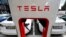 Logo perusahaan mobil Tesla terlihat pada peralatan supercharger V3 saat presentasi sistem pengisian baru di kampus EUREF di Berlin, Jerman pada 10 September 2020. (Foto: REUTERS/Michele)