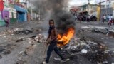 Во время одной из акций протеста против премьер-министра Гаити Ариэля Анри, призывающей к его отставке. Порт-о-Пренс, Гаити. Архивное фото. (Photo by Richard Pierrin / AFP)