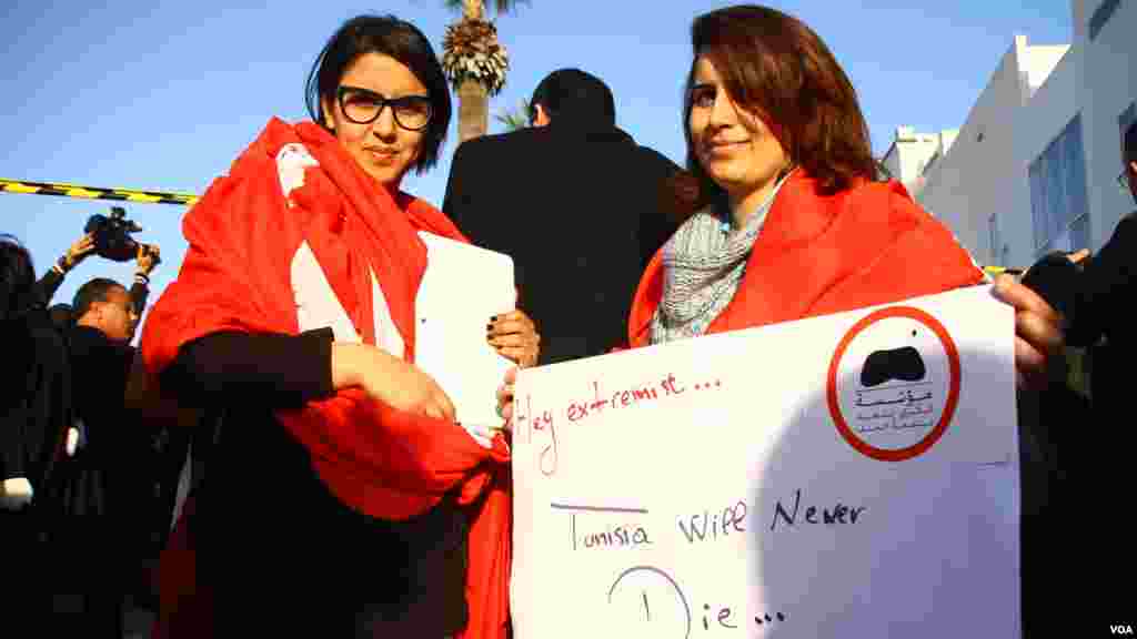 Des manifestants affirment que le&nbsp;terrorisme ne changera pas leur mode de vie, Tunis, le 19 Mars, 2015. (Mohamed Krit / VOA)