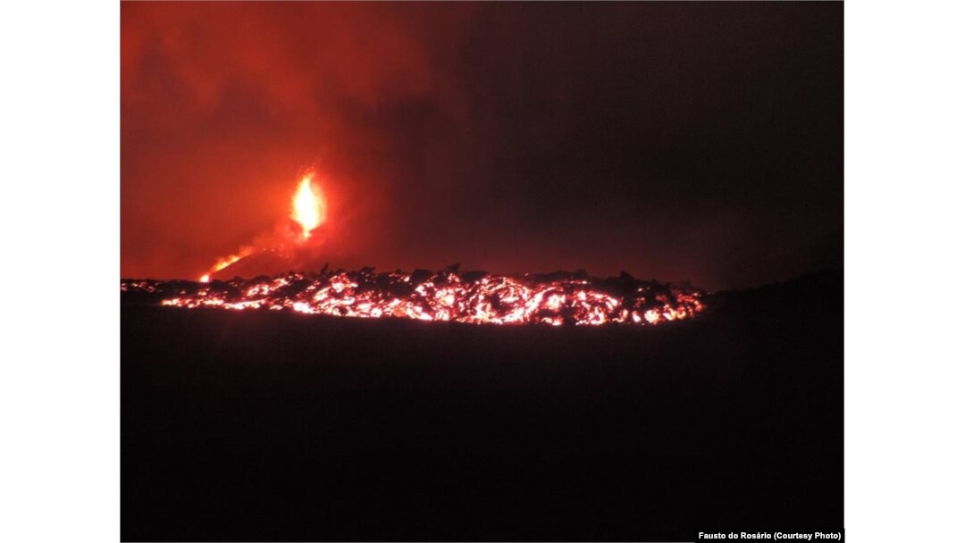 Vulcao da Ilha do Fogo em erupção