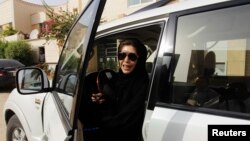 Azza Al Shmasani après avoir conduit son véhicule dans un défi aux autorités saoudiennes, à Ryad, le 2 juin 2011. 