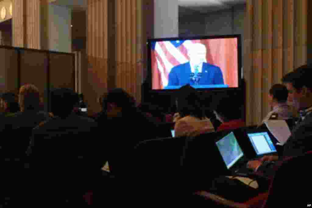 媒体倾听美国副总统拜登演说