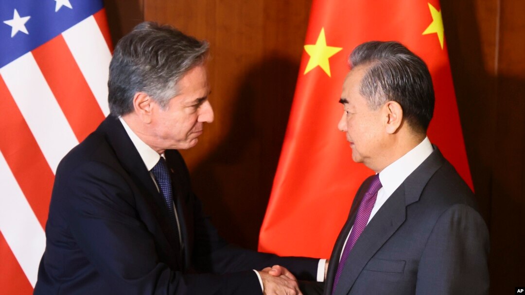 FILE - Menteri Luar Negeri AS Antony Blinken (kiri), dan Menteri Luar Negeri China Wang Yi berjabat tangan saat pertemuan mereka di Konferensi Keamanan Munich, di Munich, Jerman, 16 Februari 2024. (Wolfgang Rattay/Pool Photo via AP)