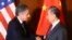 FILE - Menteri Luar Negeri AS Antony Blinken (kiri), dan Menteri Luar Negeri China Wang Yi berjabat tangan saat pertemuan mereka di Konferensi Keamanan Munich, di Munich, Jerman, 16 Februari 2024. (Wolfgang Rattay/Pool Photo via AP)