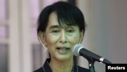 Burmese ro-democracy leader Aung San Suu Kyi talks to reporters in Rangoon, April 26, 2012. 