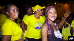 Des femmes célèbrent la victoire du président Alpha Condé à l'élection présidentielle du 11 octobre 2015 à Conakry, Guinée. (AP Photo/Youssouf Bah)