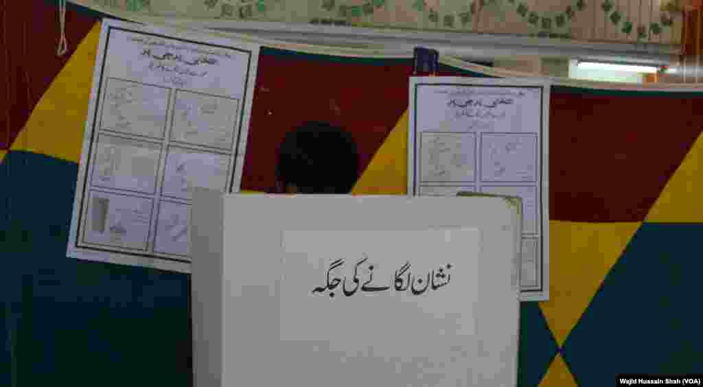 کراچی میں 4141 پولنگ سٹیشن قائم کیے گئے ہیں جن میں سے 1791 ان پولنگ سٹیشنوں کو انتہائی حساس اور 216 کو حساس قرار دیا گیا ہے۔