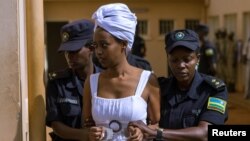 Diane Rwigara escortée par des policiers dans une salle d'audience à Kigali, au Rwanda, le 11 octobre 2017.