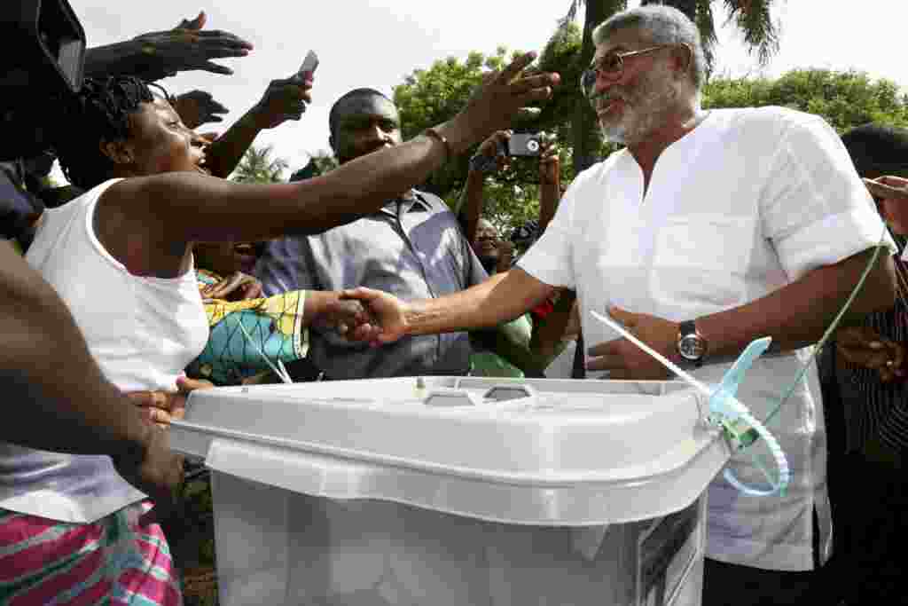 Jerry Rawlings akisalimiana na raia baada ya kupiga kura mjini Accra 2008