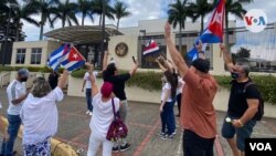 Cubanos muestran su solidaridad con sus coterráneos en la isla desde varios puntos de San José, capital de Costa Rica, el 15 de noviembre de 2021. En la foto, frente a embajada de EE. UU. en la nación tica. [Foto: VOA/Armando Gómez]