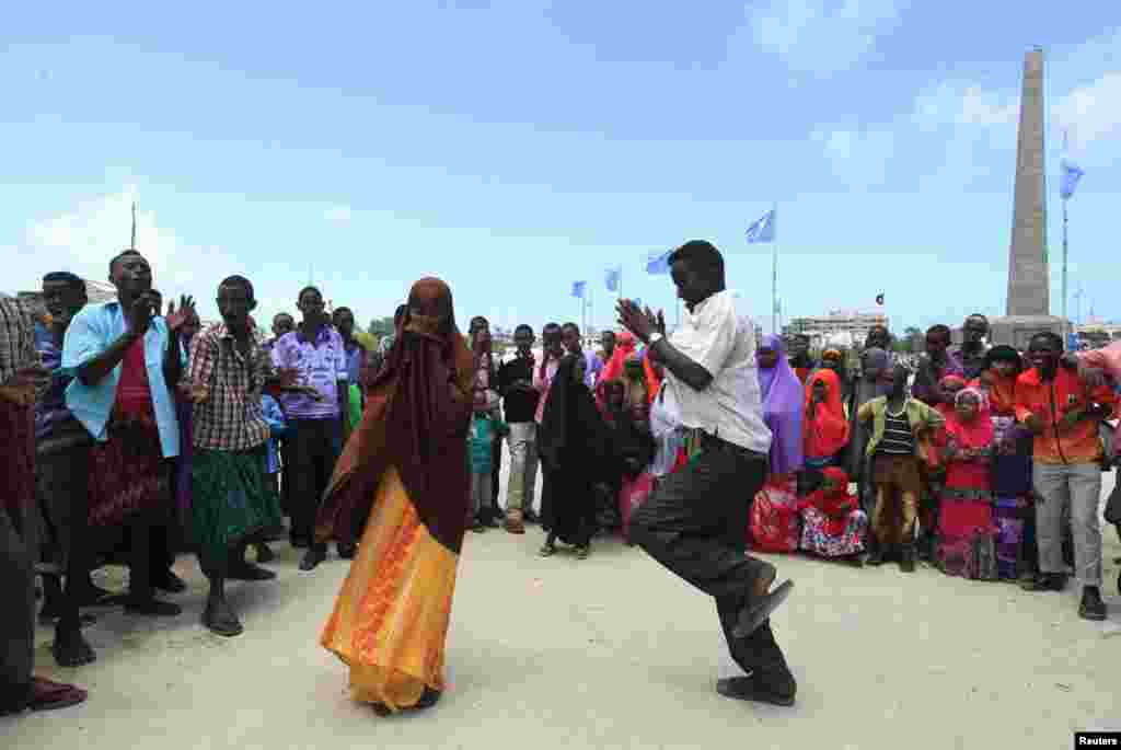 Warga Somalia menari diiringi lagu tradisional pada hari raya Idul Fitri di Mogadishu, 8 Agustus 2013.