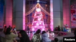 La gente toma fotografías de un árbol de Navidad en la ciudad de Nueva Taipei, Taiwán, el 25 de diciembre de 2024. REUTERS/Ann W