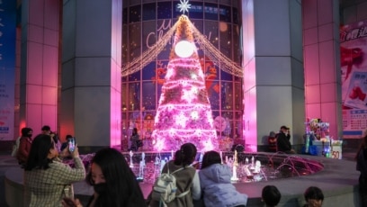 La gente toma fotografías de un árbol de Navidad en la ciudad de Nueva Taipei, Taiwán, el 25 de diciembre de 2024. REUTERS/Ann W