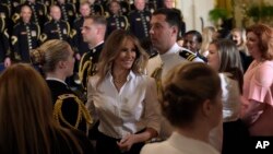 El presidente de Estados Unidos Donald Trump y la primera dama Melania Trump durante un evento en la Casa Blanca en honor de madres de efectivos militares. Mayo 12 de 2017.