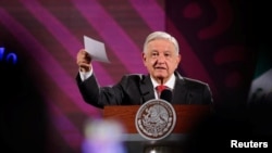 El presidente mexicano, Andrés Manuel López Obrador, habla sobre una declaración del embajador de Estados Unidos en México, Ken Salazar, sobre una propuesta de reforma judicial que fue irrespetuosa, según dijo. Palacio Nacional, en la Ciudad de México, el 23 de agosto de 2024.