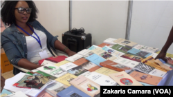 Une vendeuse de livre chez l'Harmattan à Conakry, Guinée, 9 juin 2016. (VOA/Zakaria Camara)