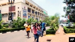 Personas cuando escapaban del centro comercial en Nairobi después de que los terroristas abrieron fuego contra la multitud.