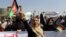 Seorang perempuan Afghanistan tampak berteriak lantang sambil mengibarkan bendera negaranya dalam sebuah demonstrasi anti-Pakistan di dekat kantor kedutaan besar Pakistan di Kabul pada 7 September 2021. (Foto: AP)