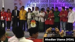 Presiden Joko Widodo dan Kyai Ma’ruf Amin usai mendaftar sebagai pasangan Capres & Cawapres di KPU Jakarta, (10/08). (Foto: dok)