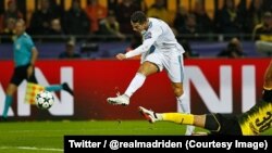 Cristiano Ronaldo marque son deuxième but lors du match de la Ligue des champions entre Real Madrid et Dortmund au stade Westfalenstadion, Dortmund, Allemagne, 26 septembre 2017. (Twitter/ @realmadriden)