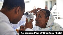 Dokter mata Ethiopia Dr. Tilahun Kiros memeriksa mata seorang pasien di Rumah Sakit Mata Quiha di Mekelle, Ethiopia.