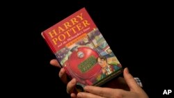 Edisi pertama buku Harry Potter berjudul "Harry Potter and the Philosopher's Stone."