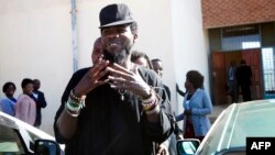 Le musicien zambien Chama Fumbe, populairement connu sous le nom de Pilato, quitte la cour des magistrats à Lusaka, le 24 juin 2015.