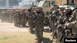 Miembros de la Guardia Nacional de EEUU se alinean antes de la conferencia de prensa del gobernador Greg Abbott, a la que se unieron 13 gobernadores de diferentes estados, en Shelby Park en Eagle Pass, Texas, , el 4 de febrero de 2024.