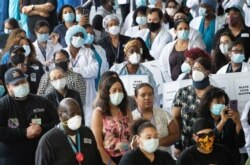 지난 4일 미국 뉴욕에서 마스크를 병원 직원들이 인종차별을 거부하는 침묵시위에 참석했다.