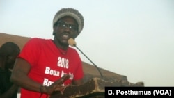 Mohamed Youssouf Bathily, alias "Ras Bath", militant, polémiste et animateur radio, activiste contestataire très influent auprès de la jeunesse malienne s'adresse à la foule au stade Municipal de Sikasso.